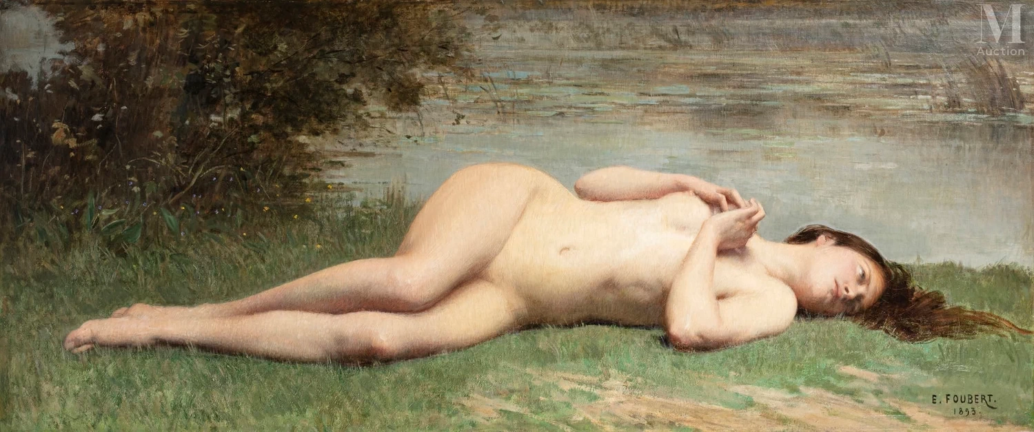 Ragazza sull'erba in riva al lago+